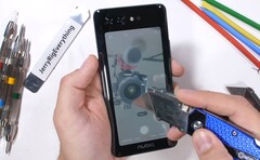 Das Nubia X fällt mit seinen beiden Displays auch beim Durability-Test von JRE auf.