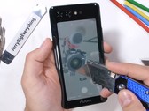 Das Nubia X fällt mit seinen beiden Displays auch beim Durability-Test von JRE auf.