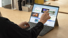 Das Surface Pro X war das erste bekannte Gerät, das mit Windows 10 on ARM ausgeliefert wurde (Bild: Microsoft)