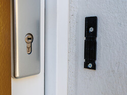 Die Trägerplatte lässt sich ankleben oder anschrauben.