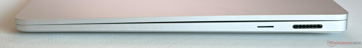 Rechts: microSD-Express-Kartenleser, Surface-Connect-Anschluss