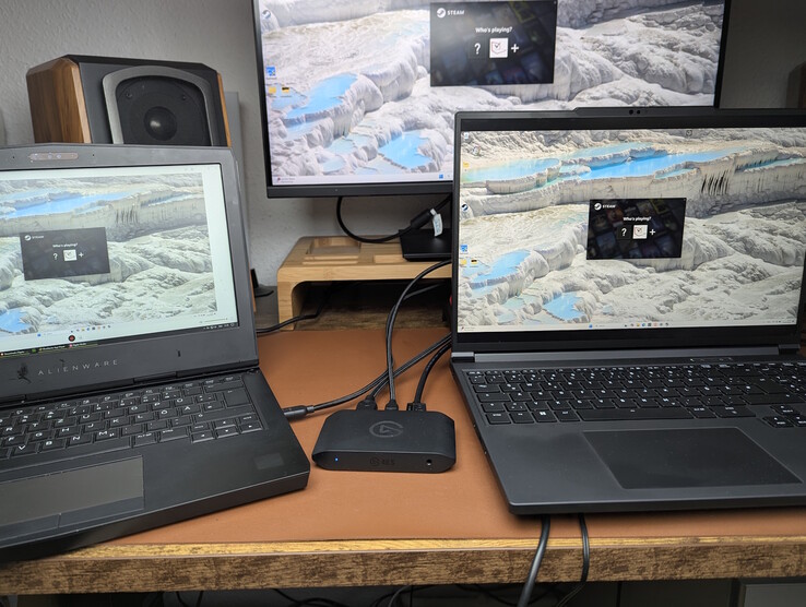 Links: Capture-PC (Elgato Studio); rechts: Gaming-PC; oben: externer Bildschirm