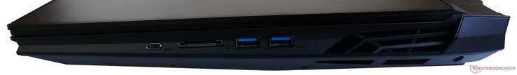 Rechte Seite: 1x USB 3.1 Gen1 Typ-C, UHS-II SD-Kartenleser, 2x USB 3.1 Gen1 Typ-A