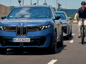 BMW Neue Klasse: Aktiver Schutz für Radfahrer. Das elektronische Türschloss der Neuen Klasse blockiert das Aussteigen bei herannahenden Radlern.