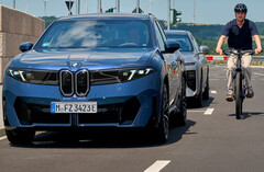 BMW Neue Klasse: Aktiver Schutz für Radfahrer. Das elektronische Türschloss der Neuen Klasse blockiert das Aussteigen bei herannahenden Radlern.