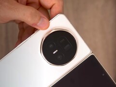 Das Honor Magic V5 wird bereits von ersten Youtubern getestet, auch ein Vergleich mit Magic V3 und Oppo Find N5 ist drin. (Bildquelle: Tech Tablets)