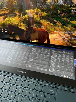 Das zweite Display ist auch bei Benchmarks praktisch.