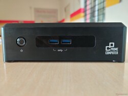 Vorne (von links nach rechts): Netzanschluss, 2x USB 3.1 Typ-A.
