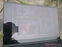 Im Freien unter bewölktem Himmel