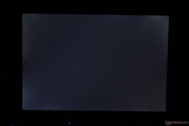 Nur geringfügig ungleichmäßiges Ausbluten der Hintergrundbeleuchtung entlang der Ecken