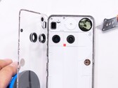 Die Rückseite des Nothing Phone (3) ist größtenteils transparent. (Bildquelle: JerryRigEverything)