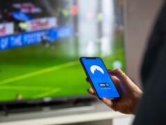 Hand haelt ein Smartphone mit geoeffneter VPN-App