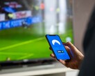 Hand haelt ein Smartphone mit geoeffneter VPN-App