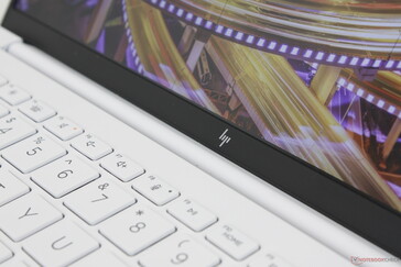 Die Scharniere sind nicht sehr stabil, aber der Deckel ist so leicht, dass das Wippen kein Problem ist