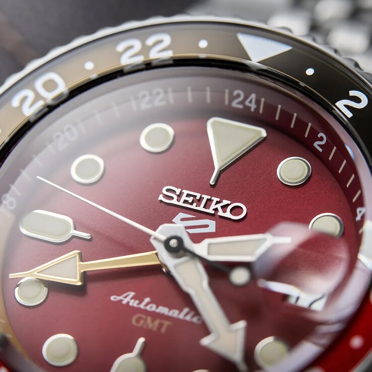 Seiko 5 Sports GMT HDB016 Zifferblatt Nahaufnahme