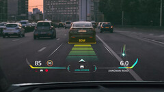 Das Huawei AR-HUD kann nützliche Informationen direkt in die Windschutzscheibe einspiegeln. (Bild: Huawei)