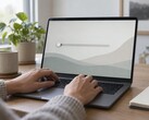 Hände auf einer Laptoptastatur, auf dem Bildschirm ein Schieberegler am linken Anschlag