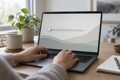 Hände auf einer Laptoptastatur, auf dem Bildschirm ein Schieberegler am linken Anschlag