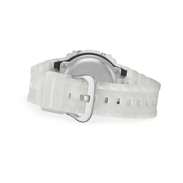 Rückansicht des durchscheinenden Kunststoffarmbands und der Schließe der G-Shock DW-5600TNT-7.