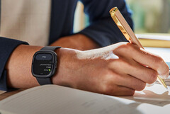Wearables von Fitbit könnten laut Patent bald den Blutdruck messen. (Bild: Fitbit)