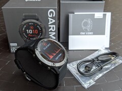 Der Lieferumfang der Garmin Fenix 6X Pro Solar ist relativ übersichtlich (Bild: Inge Schwabe)