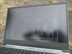 Im Freien bei bewölktem Himmel