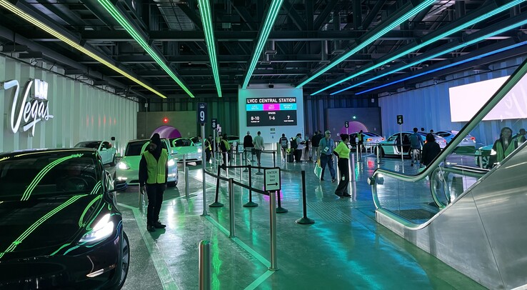 Auf dem Bild sind neun Personen in gelben Westen zu erkennen. Die sind für die Sortierung der Fahrgäste wichtig. (Bildquelle: Andreas Sebayang/Notebookcheck.com)