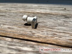 Unten: Mikrofon, Ladeanschluss