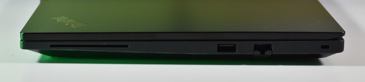 rechts: Smartcard-Leser, USB-A 3.2 Gen 1, RJ45-Ethernet, Kensington Lock Steckplatz