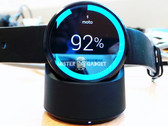 Motorola Moto 360: Zahlreiche Fotos der Smartwatch mit Ladestation