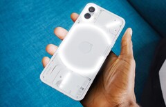 Das Nothing Phone (1) besitzt mehrere LED-Streifen, die interessante Features bieten. (Bild: Marques Brownlee)