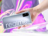 Das ist das neue Realme-Design mit großem prominent platziertem Schriftzug an der Rückseite.