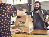 Uber Eats liefert künftig auch Smartphones, Tablets und Zubehör, statt nur Burger und Fritten. (Bild: Uber)