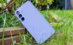 Samsung selbst verkauft das Galaxy A54 mit 256GB Massenspeicher derzeit für 333 Euro (Bild: Daniel Schmidt)