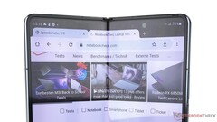 Bleibt auch 2023 eine unschöne Eigenschaft der Samsung Foldables: Die Falte im Galaxy Z Fold5 soll nicht ganz verschwinden.