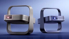 Die Elfin Flip 4K (links) und Flip Laser Projektoren lassen sich zur Aufbewahrung in eine kompakte vertikale Einheit zusammenklappen.