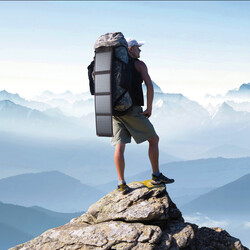 Der Herr hier hat die Module perfekt ausgerichtet (Bild: PEARL)