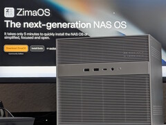 ZimaCube 2 vor einem Monitor mit der ZimaOS-Webseite