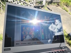 Glänzende Panels haben im Freien oftmals Probleme, wenn die Helligkeit nicht ausreicht.