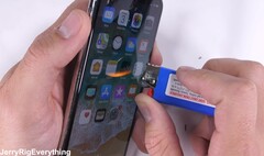 Don't try this at home! Das OLED-Display sollte nicht in die Nähe von Feuer kommen.