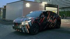 NIO Onvo L60 im Camouflage-Style mit Aufkleber 'besser als Model Y' (Bild: Weibo)