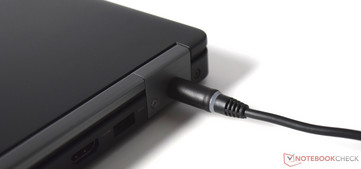 Ist das Netzteil mit dem Stomanschluss verbunden, leuchtet der Ring am Netzteilanschluss.