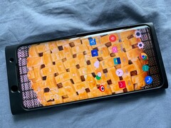 Leak: Weitere Fotos des angeblichen OnePlus 7T Pro aufgetaucht.