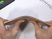 Glaubt man nicht, aber selbst in diesem Zustand funktioniert das Apple iPad mini noch, wie ein Durability-Test zeigt.