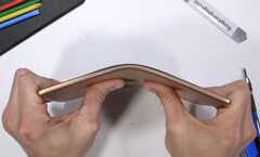 Glaubt man nicht, aber selbst in diesem Zustand funktioniert das Apple iPad mini noch, wie ein Durability-Test zeigt.