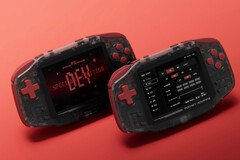 Die Konkr Pocket Advance Developers' Special Edition besitzt rote Tasten und ein halbtransparentes Gehäuse
