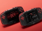 Die Konkr Pocket Advance Developers' Special Edition besitzt rote Tasten und ein halbtransparentes Gehäuse