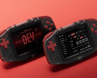 Die Konkr Pocket Advance Developers' Special Edition besitzt rote Tasten und ein halbtransparentes Gehäuse