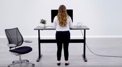 Die Höhe des neuen VertDesk v3 kann per Sprachbefehl verändert werden. (Bild: BTOD)