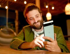 Das Google Pixel 6a erhält einen neuen Fingerabdrucksensor, nachdem der Sensor des Pixel 6 kritisiert wurde. (Bild: Google)